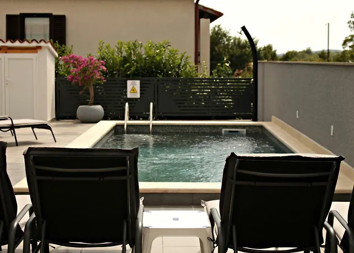 House Veli Vrh פולה